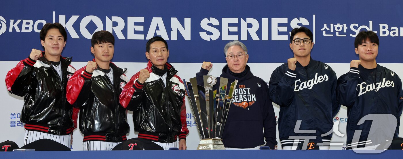 본문 이미지 - 25일 서울 잠실야구장에서 열린 2025 신한 SOL뱅크 KBO 한국시리즈 미디어데이에서 LG·한화 감독, 선수들이 트로피를 앞에 두고 파이팅을 외치고 있다. 2025.10.25/뉴스1 ⓒ News1 황기선 기자