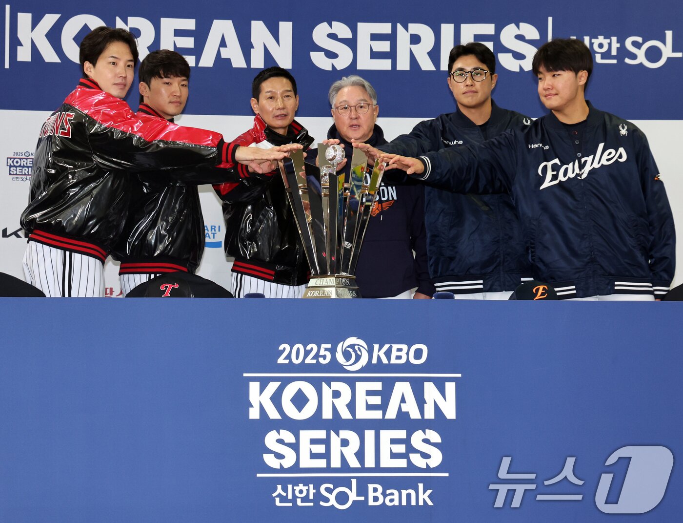 본문 이미지 - 25일 서울 잠실야구장에서 열린 2025 신한 SOL뱅크 KBO 한국시리즈 미디어데이에서 LG·한화 감독, 선수들이 트로피에 손을 모으고 있다. LG와 한화의 한국시리즈 1차전은 오는 26일 잠실야구장에서 펼쳐진다. 2025.10.25/뉴스1 ⓒ News1 황기선 기자