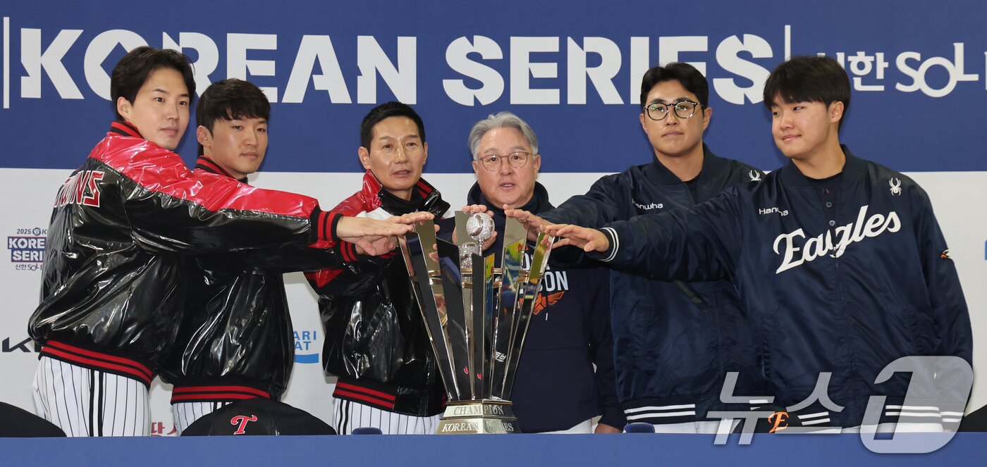 본문 이미지 - 25일 서울 잠실야구장에서 열린 2025 신한 SOL뱅크 KBO 한국시리즈 미디어데이에서 LG·한화 감독, 선수들이 트로피에 손을 모이고 있다.  2025.10.25/뉴스1 ⓒ News1 황기선 기자