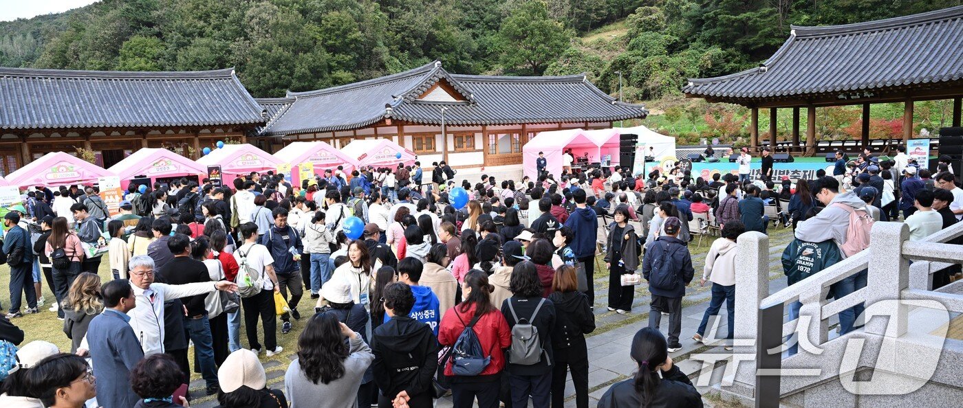 본문 이미지 - 주말인 25일 김천 사명대사공원과 직지문화공원 등에서 개막한 김천김밥축제에 인파가 몰려 인산인해를 이루고 있다.  (김천시 제공. 재판매 및 DB금지)/뉴스1 