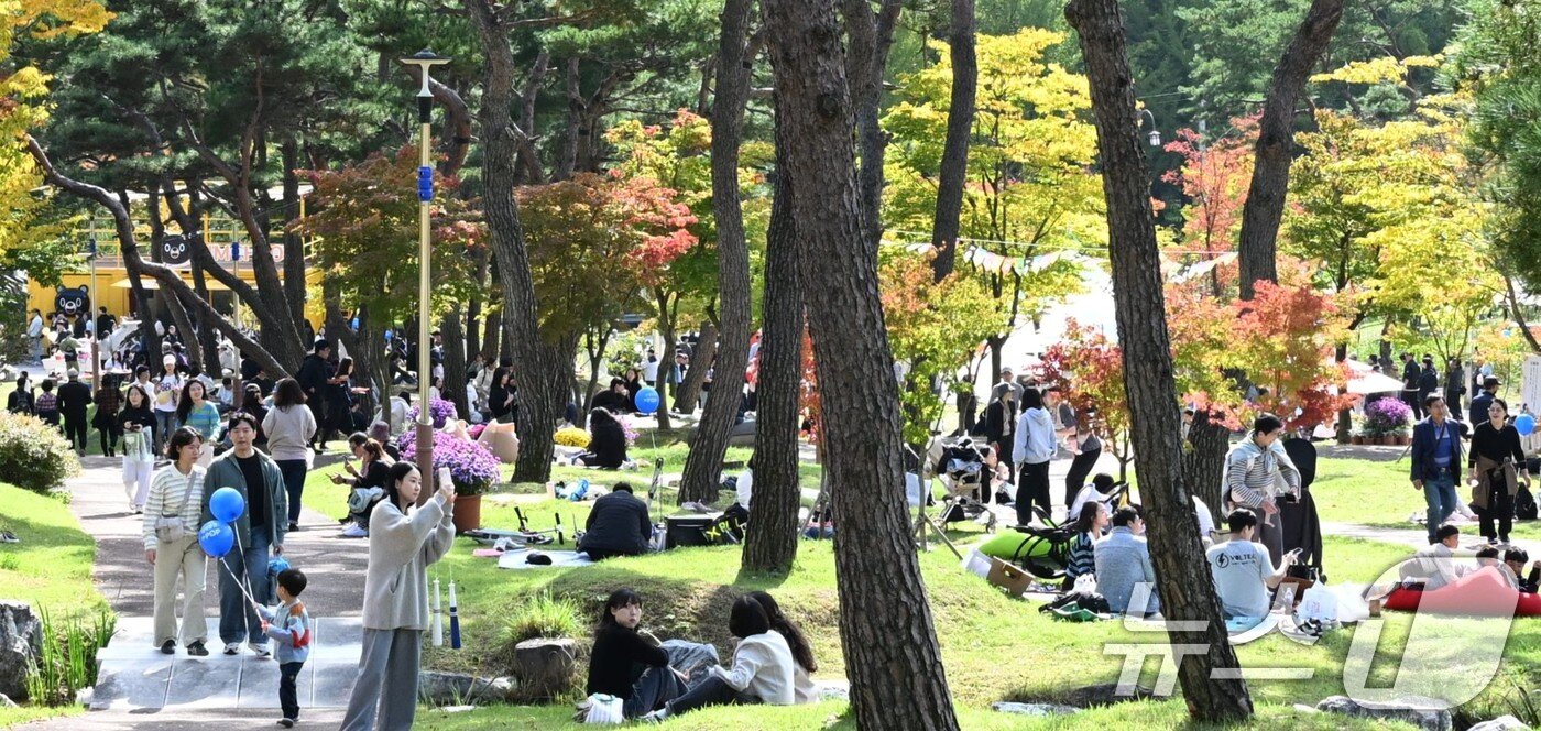 본문 이미지 - 주말인 25일 김천 사명대사공원과 직지문화공원 등에서 개막한 김천김밥축제에 인파가 몰려 인산인해를 이루고 있다. 축제는 26일까지 이어진다. (김천시 제공. 재판매 및 DB금지)/뉴스1 