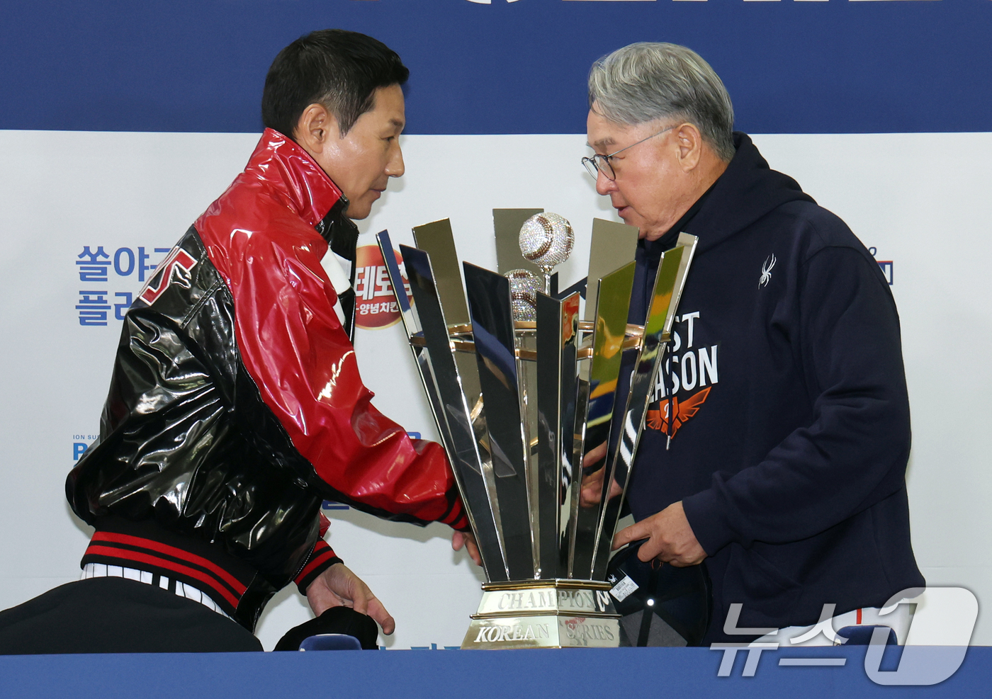 (서울=뉴스1) 황기선 기자 = 염경엽 LG 트윈스 감독과 김경문 한화 이글스 감독이 25일 서울 잠실야구장에서 열린 2025 신한 SOL뱅크 KBO 한국시리즈 미디어데이에서  트 …