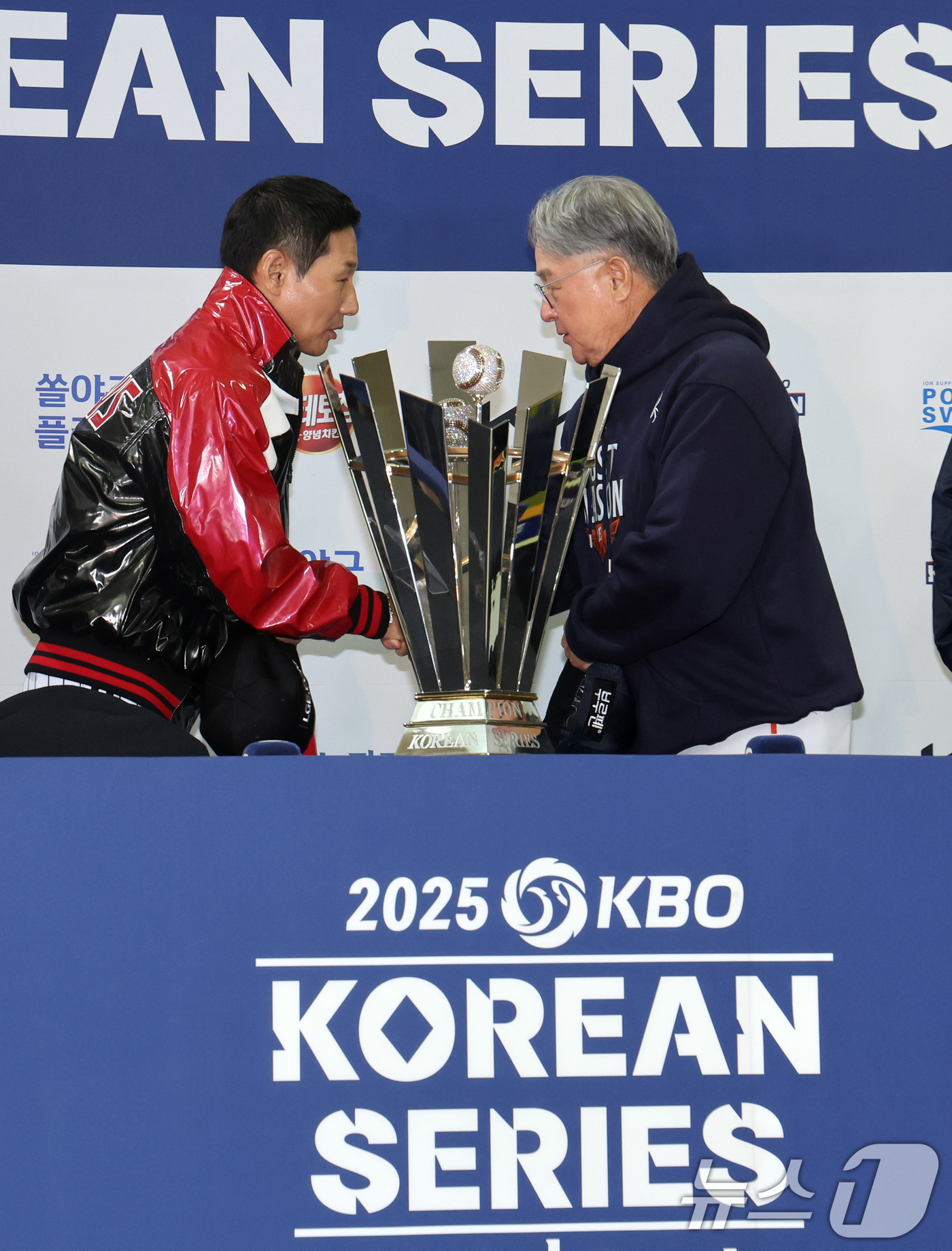 (서울=뉴스1) 황기선 기자 = 염경엽 LG 트윈스 감독과 김경문 한화 이글스 감독이 25일 서울 잠실야구장에서 열린 2025 신한 SOL뱅크 KBO 한국시리즈 미디어데이에서 트로 …