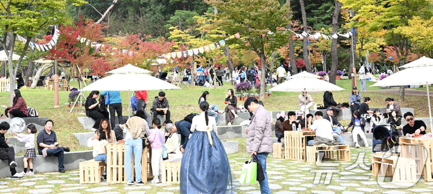 (김천=뉴스1) 정우용 기자 = 주말인 25일 김천 사명대사공원과 직지문화공원 등에서 개막한 김천김밥축제에 인파가 몰려 인산인해를 이루고 있다. 축제는 26일까지 이어진다. (김천 …