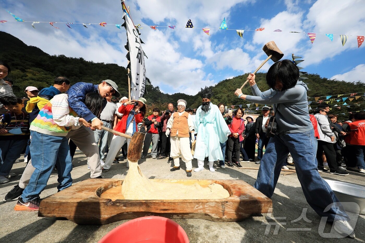 본문 이미지 - 25일 강원 인제군 인제읍 하추리 산촌마을에서 ‘2025 하추리 도리깨 축제’가 열리고 있다.(인제군 제공, 재판매 및 DB금지) 2025.10.25/뉴스1 