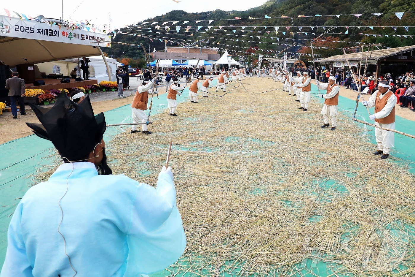 (인제=뉴스1) 한귀섭 기자 = 25일 강원 인제군 인제읍 하추리 산촌마을에서 ‘2025 하추리 도리깨 축제’가 열리고 있다.(인제군 제공, 재판매 및 DB금지) 2025.10.2 …