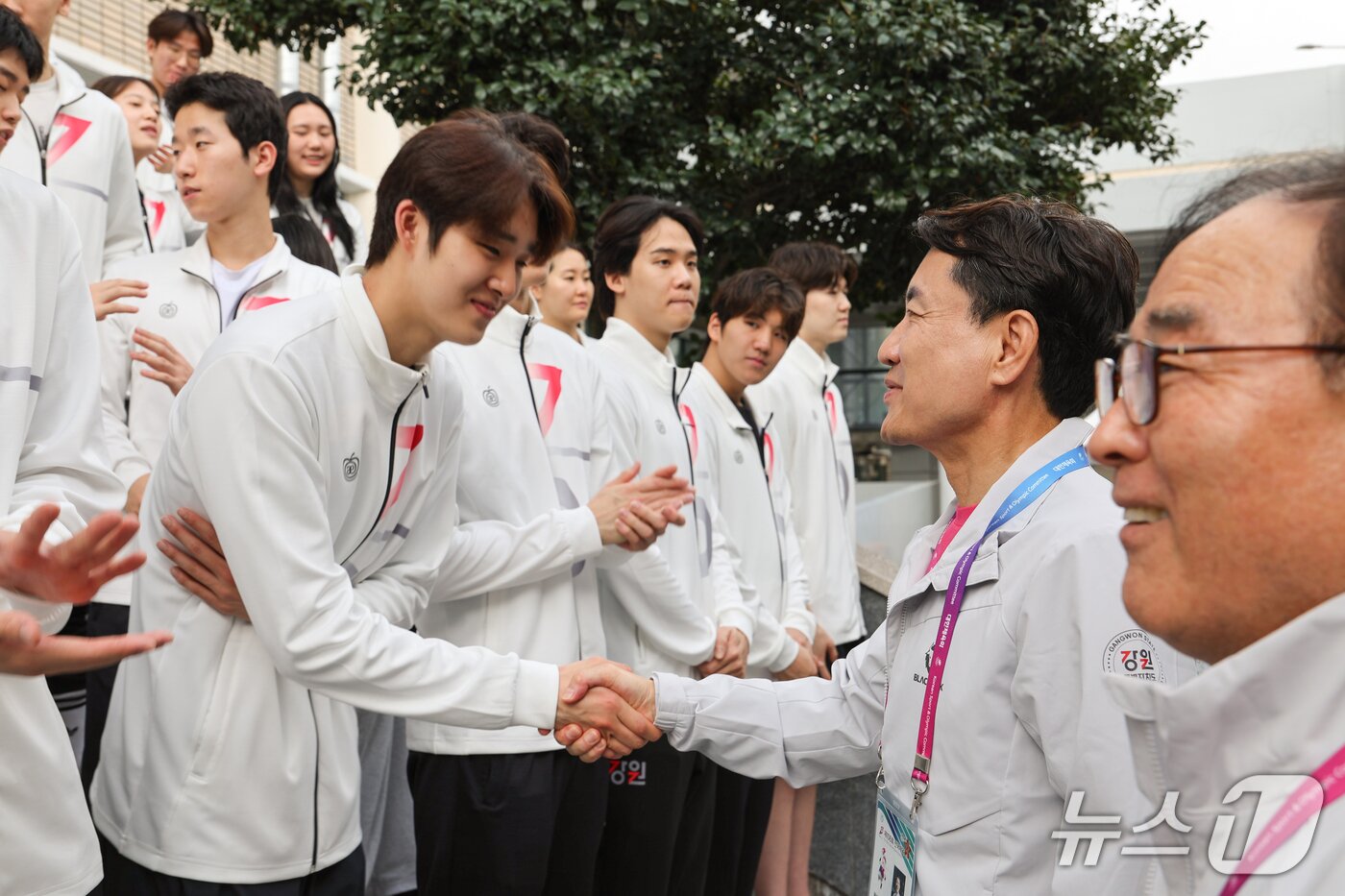 본문 이미지 - 전국체육대회에 참가한 강원 선수단 격려하는 김진태 강원특별자치도지사.&#40;강원도 제공. 재판매 및 DB금지&#41;/뉴스1