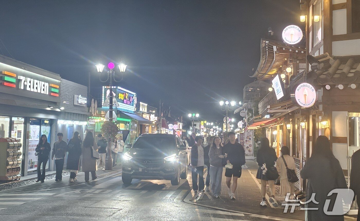 본문 이미지 - 경주 황리단길에 국내외 관광객들이 몰리고 있다. 2025.10.25/뉴스1 신성훈기자