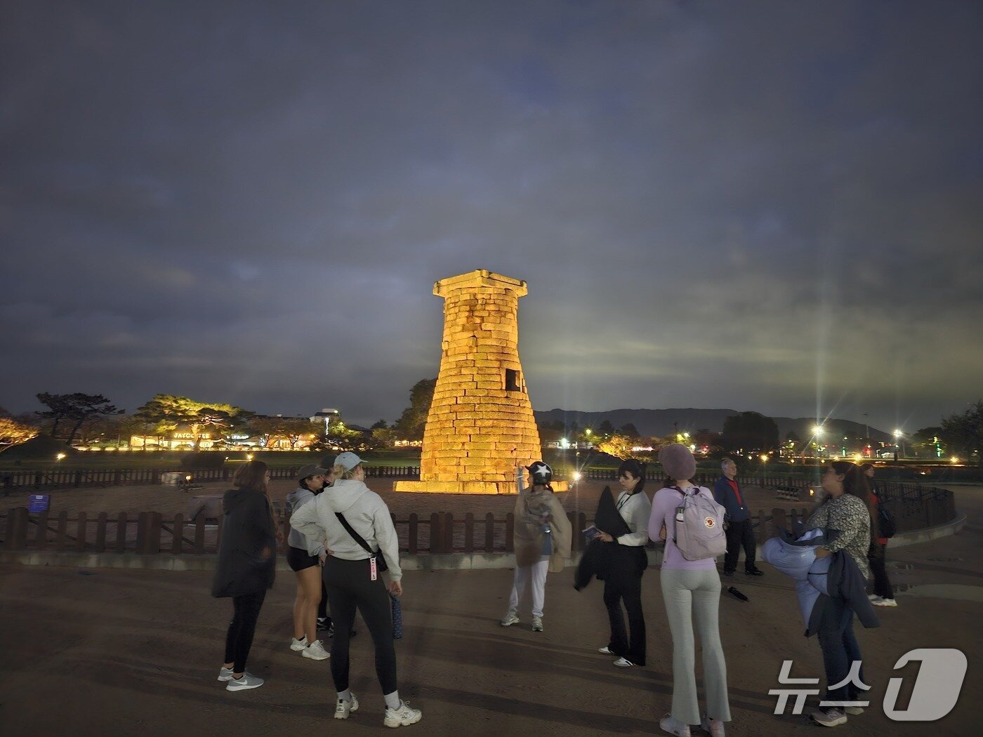 본문 이미지 - 첨성대 앞에서 외국인 단체관광객들이 가이드의 설명을 듣고 있다. 2025.10.25/뉴스1 신성훈기자