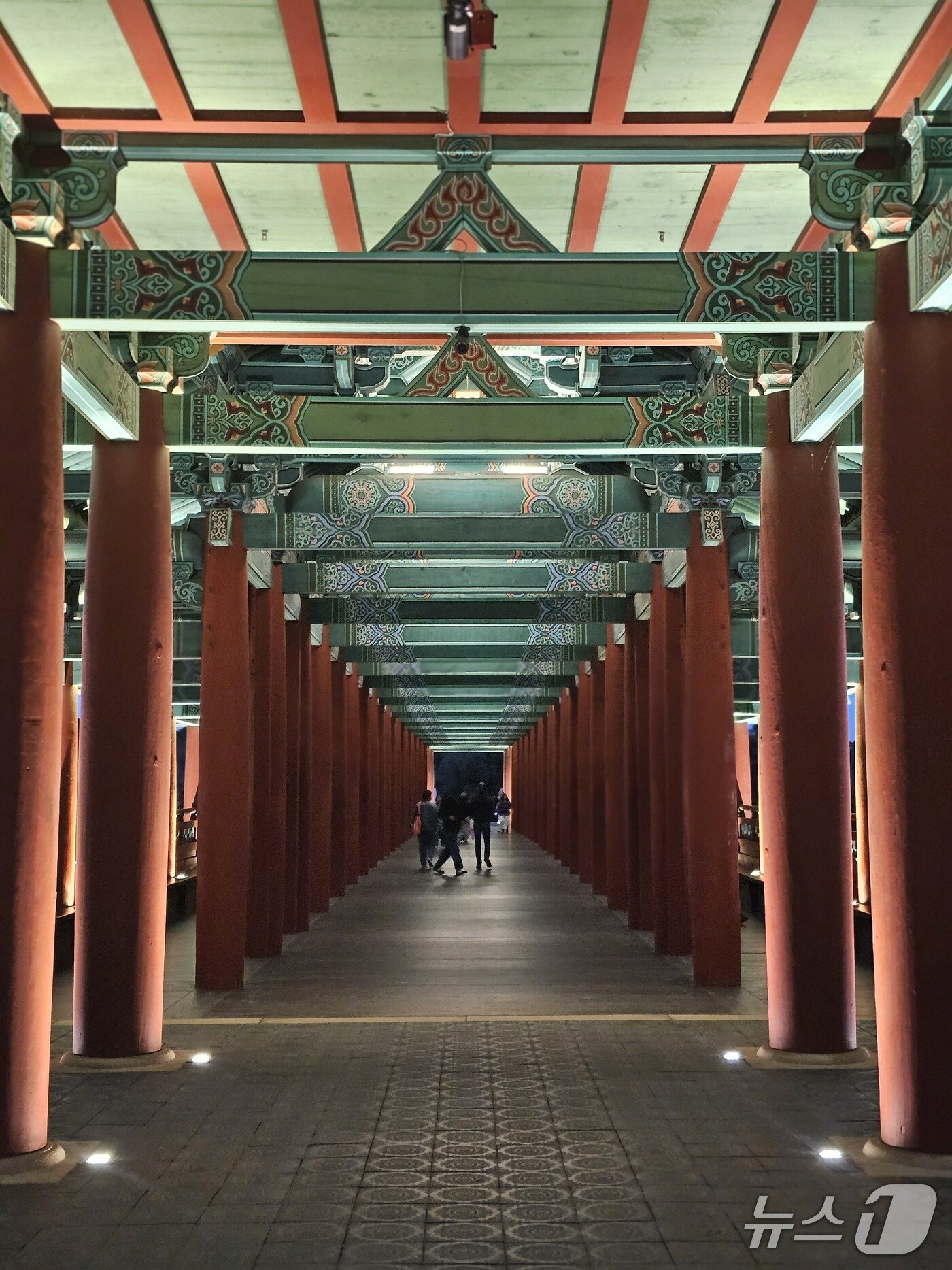 본문 이미지 - 월정교 내부 모습. 2025.10.25/뉴스1 신성훈기자