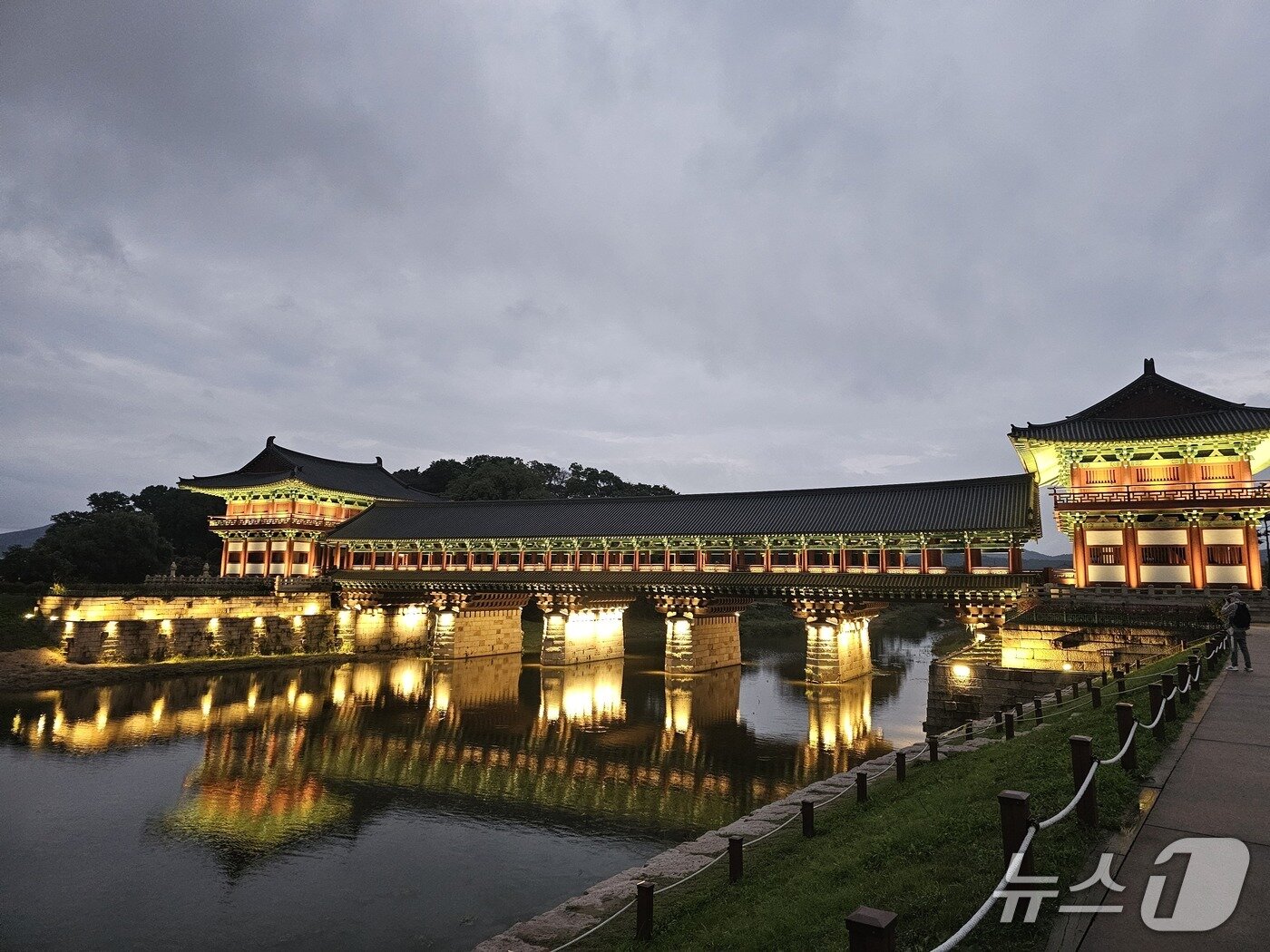 본문 이미지 - 경주 월정교 전경 2025.10.25/뉴스1 신성훈기자