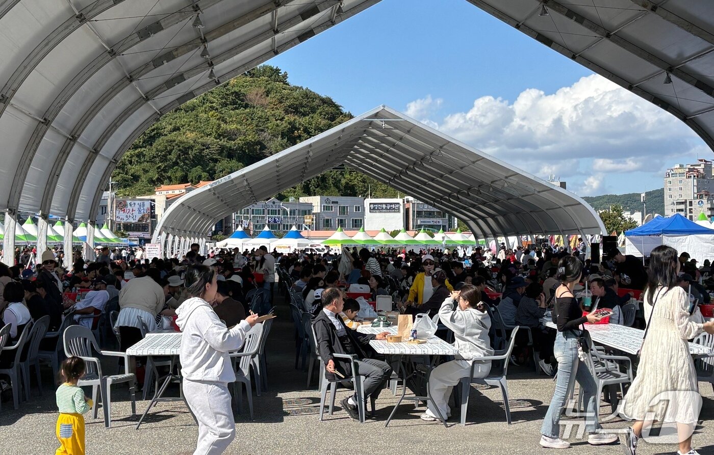 본문 이미지 - 25일 통영 트라이애슬론광장에서 열리고 있는 어부장터축제.2025.10.25/뉴스1 강미영기자