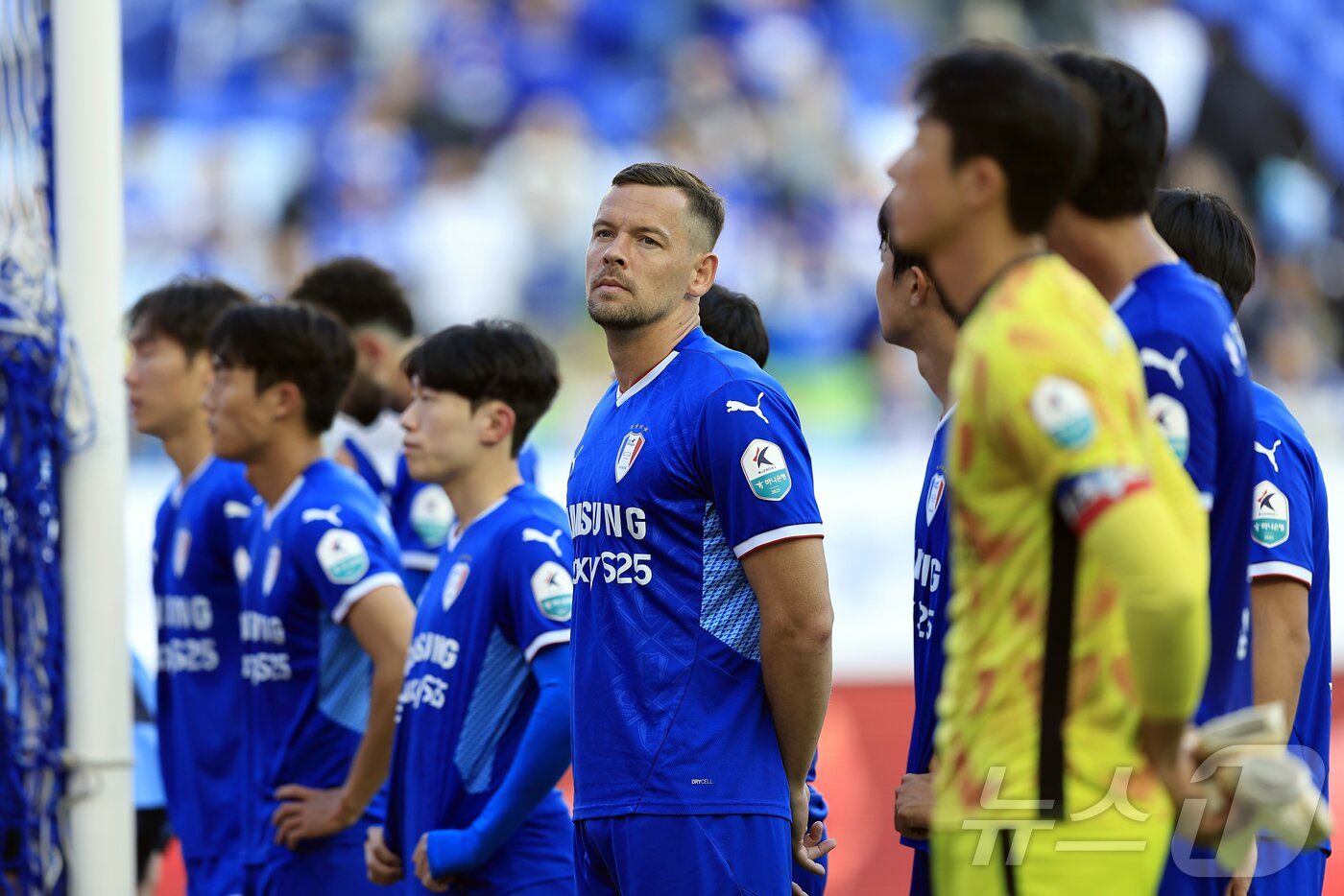 본문 이미지 - 25일 오후 경기도 수원시 팔달구 월드컵로 수원월드컵경기장에서 열린 하나은행 K리그2 2025 36라운드 수원삼성과 전남드래곤즈의 경기를 2대 2 무승부로 마치며 사실상 다이렉트 승격이 어려워진 수원 일류첸코 등 선수들이 서포터즈에게 인사하기 위해 도열하고 있다. 2025.10.25/뉴스1 ⓒ News1 박정호 기자