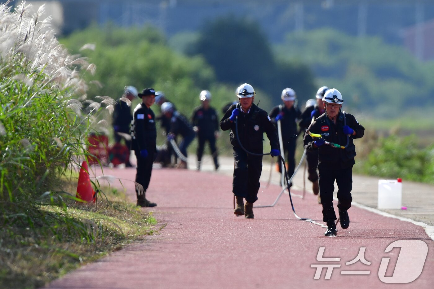 본문 이미지 - 경북 포항시 남구 연일읍 형산강에서산불전문예방진화대원들이 출동훈련을 하고 있다. 2025.10.25/뉴스1 ⓒ News1 최창호 기자