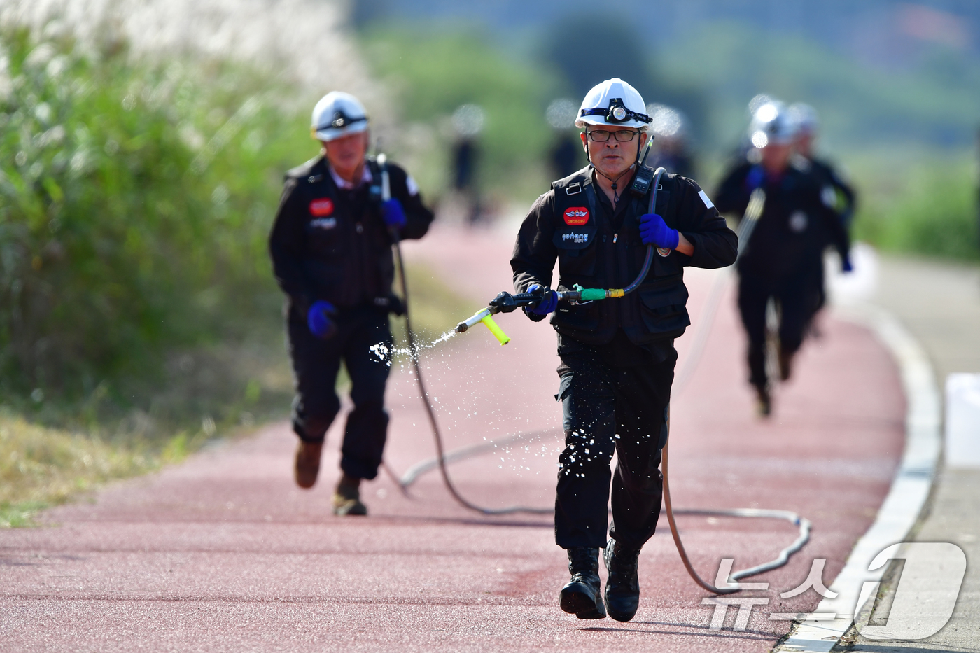 (포항=뉴스1) 최창호 기자 = 25일 경북 포항시 남구 연일읍 형산강에서 남구청 산불전문예방진화대원들이 출동훈련을 하고 있다. 2025.10.25/뉴스1