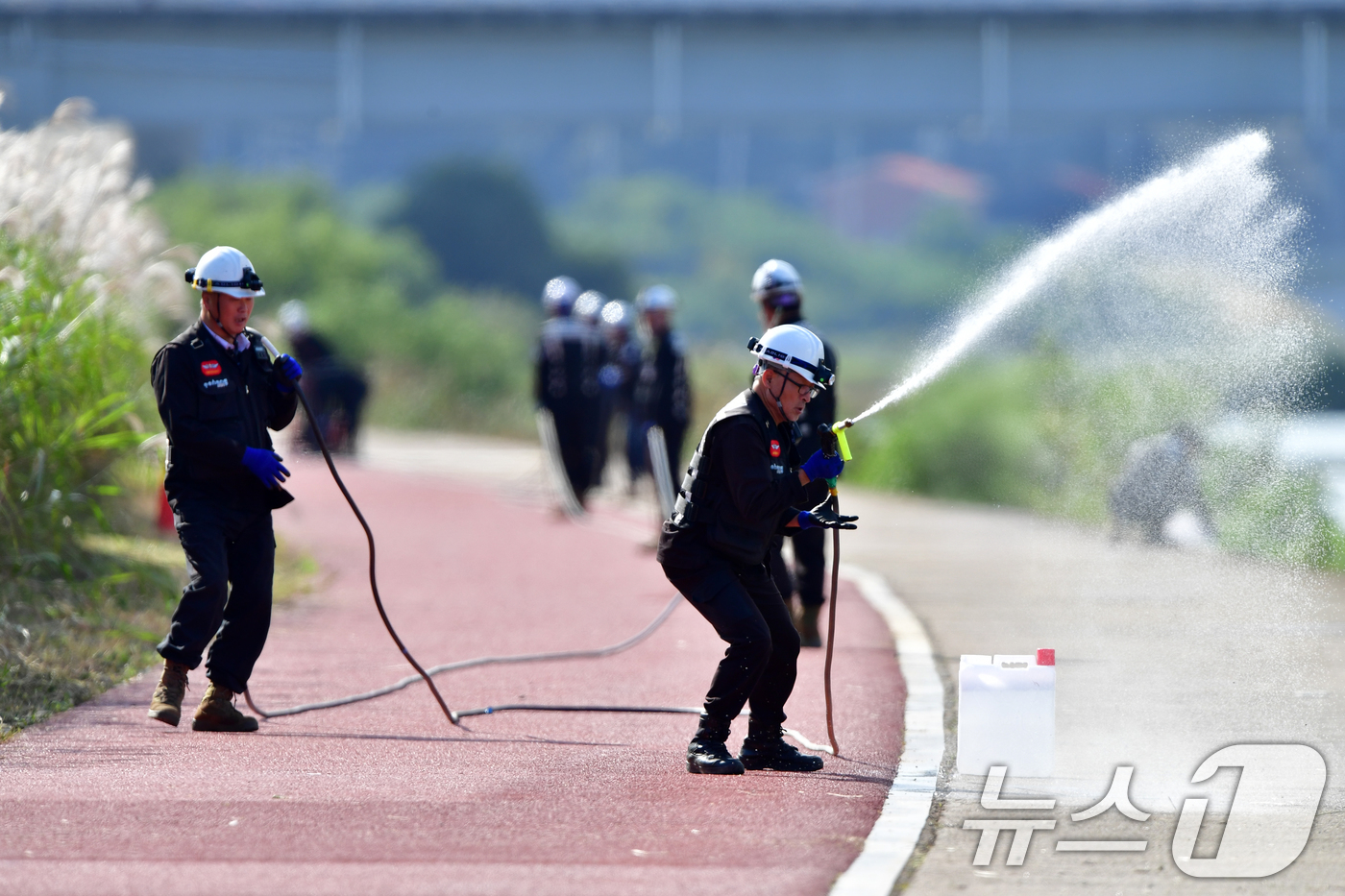 (포항=뉴스1) 최창호 기자 = 25일 경북 포항시 남구 연일읍 형산강에서 남구청 산불전문예방진화대원들이 출동훈련을 하고 있다. 2025.10.25/뉴스1