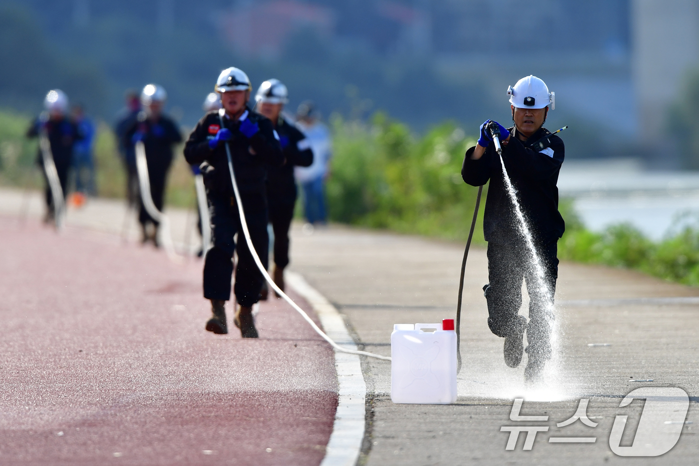 (포항=뉴스1) 최창호 기자 = 25일 경북 포항시 남구 연일읍 형산강에서 남구청 산불전문예방진화대원들이 출동훈련을 하고 있다. 2025.10.25/뉴스1