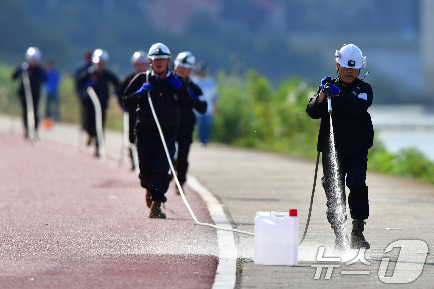 (포항=뉴스1) 최창호 기자 = 25일 경북 포항시 남구 연일읍 형산강에서 남구청 산불전문예방진화대원들이 출동훈련을 하고 있다. 2025.10.25/뉴스1
