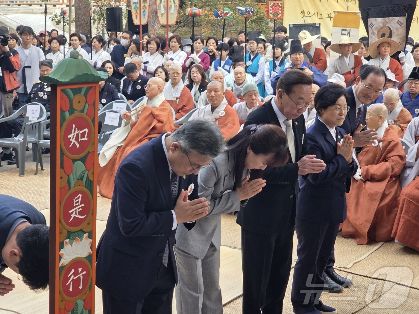 (서울=뉴스1) = 허민 국가유산청장(왼쪽)이 25일 오전 서울 은평구 소재의 사찰 진관사에서 광복 80주년 맞이 국가무형유산 ‘진관사 수륙재’의 시작을 알리는 시련의식을 봉행하고 …