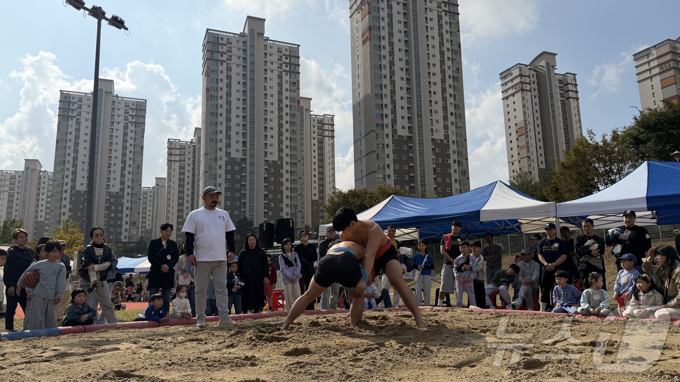(서울=뉴스1) = 25일 경기 용인시 신봉동나눔축제에서 2025 찾아가는 전통씨름 \'길거리 씨름 한 판\'이 열리고 있다. (대한씨름협회 제공. 재판매 및 DB 금지) 2025 …