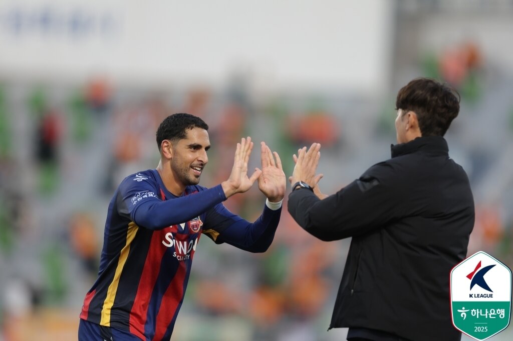 본문 이미지 - 수원FC 싸박(왼쪽)이 25일 열린 제주SK와 하나은행 K리그1 2025 34라운드에서 시즌 16호 골을 터뜨렸다. (한국프로축구연맹 제공)