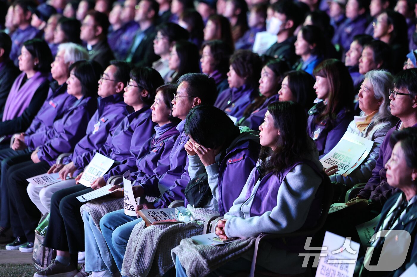 본문 이미지 - 25일 서울 중구 서울광장에서 열린 10·29 이태원참사 3주기 시민추모대회에서 희생자 유가족이 눈물을 훔치고 있다. 2025.10.25/뉴스1 ⓒ News1 이호윤 기자