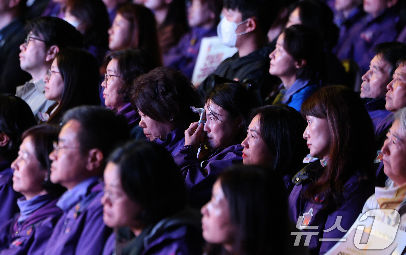 (서울=뉴스1) 이호윤 기자 = 25일 서울 중구 서울광장에서 열린 10·29 이태원참사 3주기 시민추모대회에서 희생자 유가족이 눈물을 훔치고 있다. 2025.10.25/뉴스1