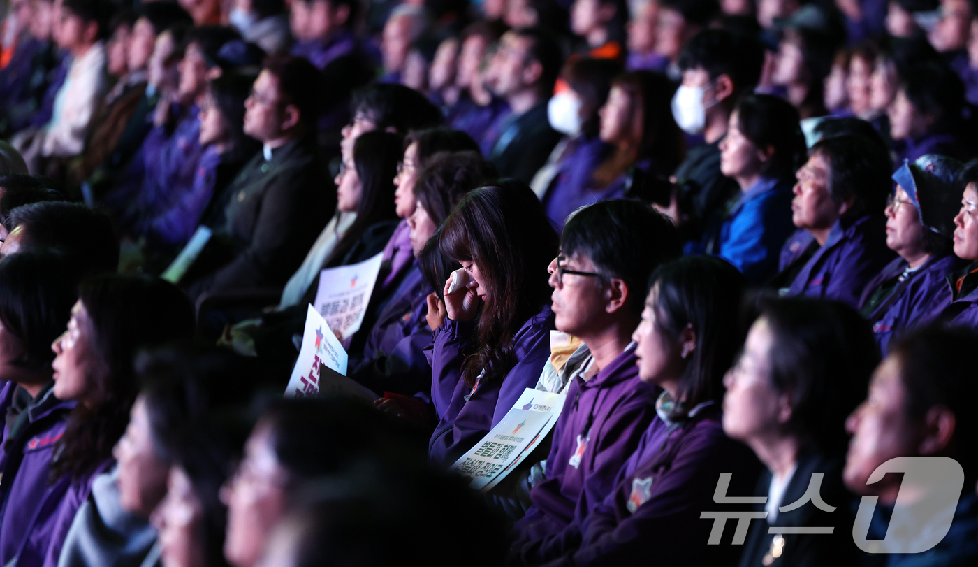 (서울=뉴스1) 이호윤 기자 = 25일 서울 중구 서울광장에서 열린 10·29 이태원참사 3주기 시민추모대회에서 희생자 유가족이 눈물을 훔치고 있다. 2025.10.25/뉴스1
