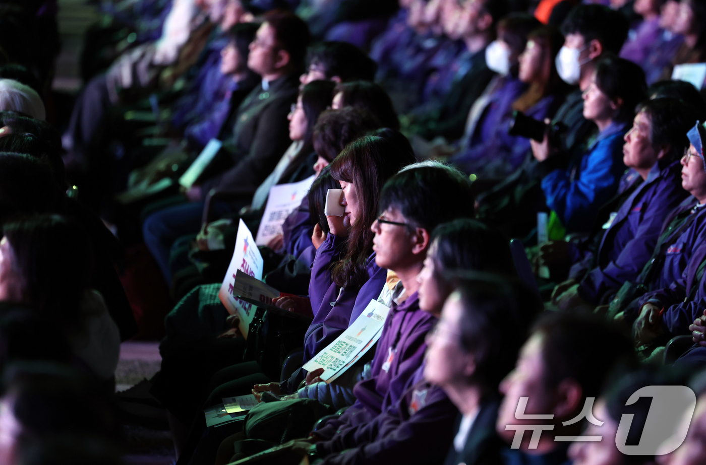 (서울=뉴스1) 이호윤 기자 = 25일 서울 중구 서울광장에서 열린 10·29 이태원참사 3주기 시민추모대회에서 희생자 유가족이 눈물을 훔치고 있다. 2025.10.25/뉴스1