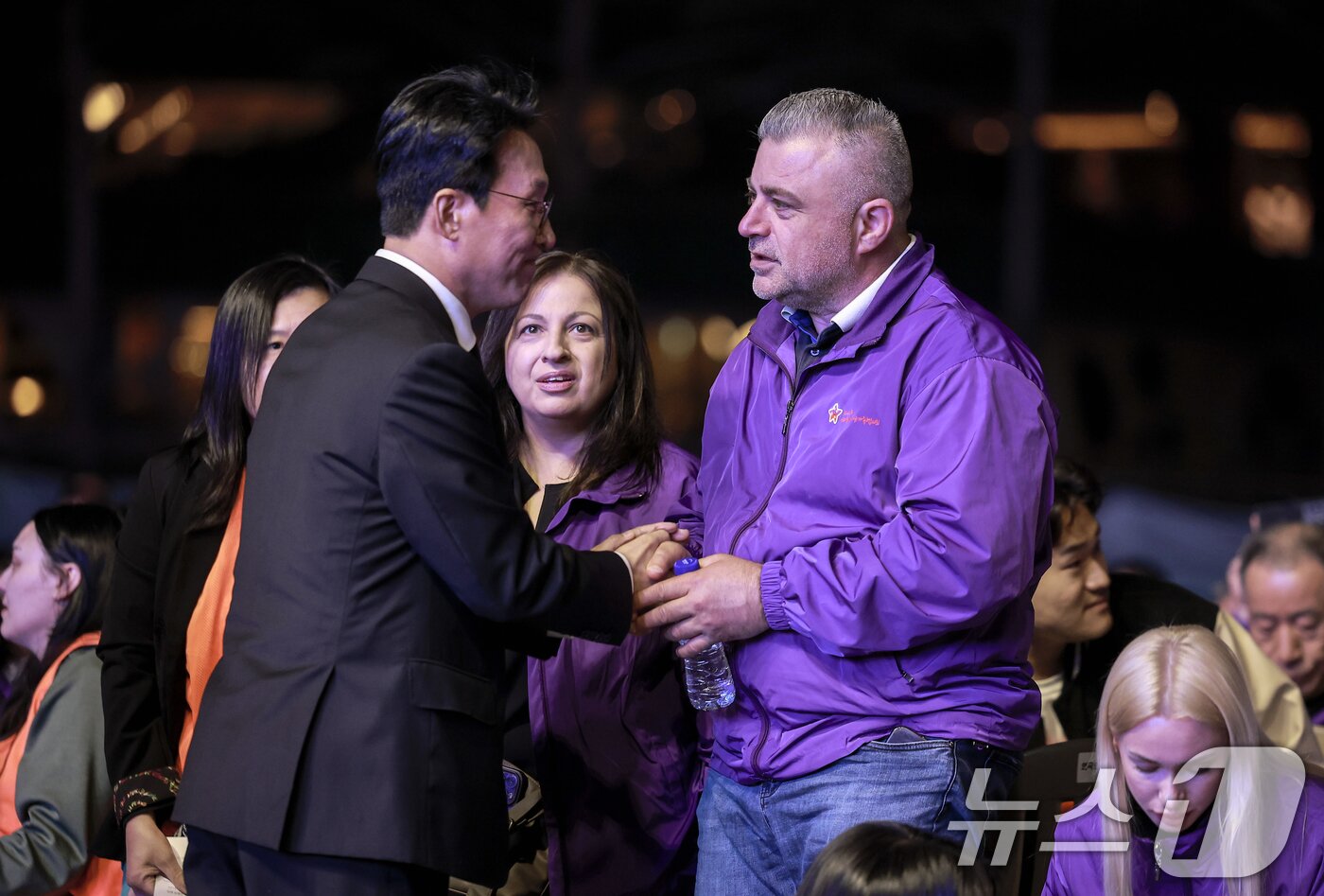 본문 이미지 - 김민석 국무총리가 25일 서울 중구 서울광장에서 열린 10·29 이태원참사 3주기 시민추모대회에서 외국인 희생자 유가족과 인사를 나누고 있다. &#40;공동취재&#41; 2025.10.25/뉴스1 ⓒ News1 이호윤 기자