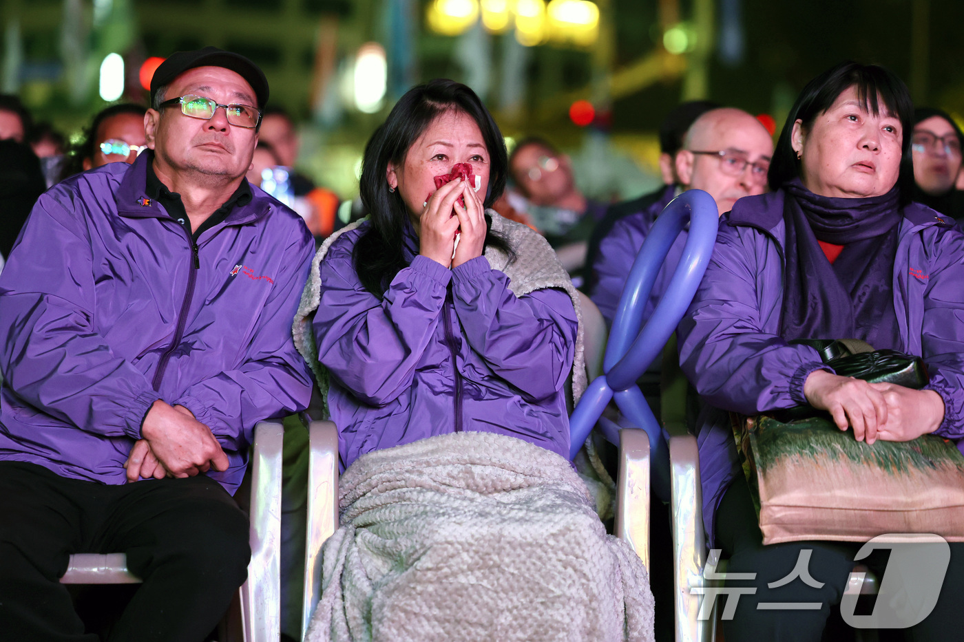 (서울=뉴스1) 이호윤 기자 = 25일 서울 중구 서울광장에서 열린 이태원 참사 3주기 시민추모대회에서 외국인 희생자 유가족들이 희생자 호명식 영상을 보며 눈물을 훔치고 있다. ( …
