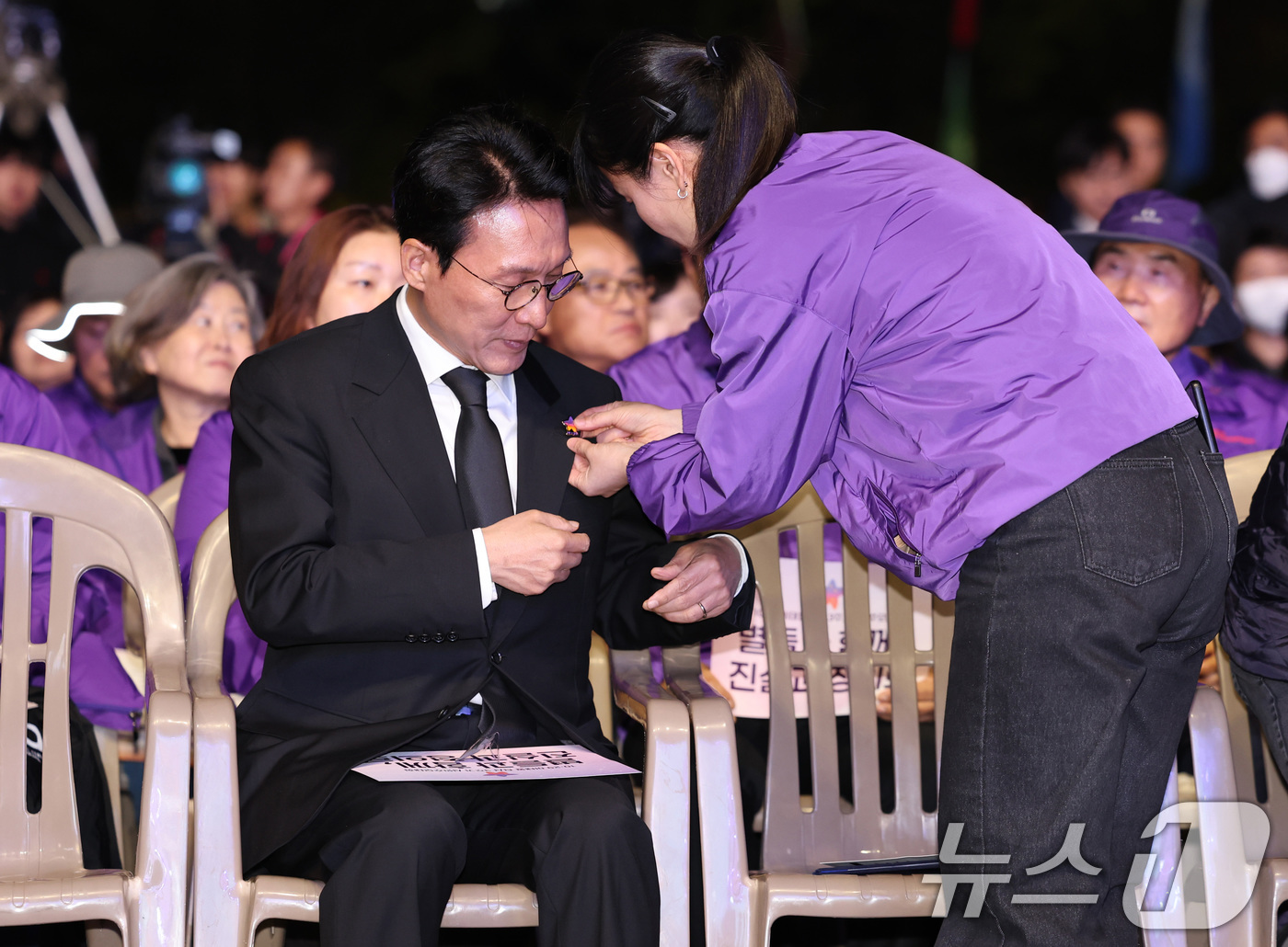 (서울=뉴스1) 이호윤 기자 = 김민석 국무총리가 25일 서울 중구 서울광장에서 열린 이태원 참사 3주기 시민추모대회에서 송해진 이태원 참사 유가족협의회 운영위원장에게 별 모양 뱃 …