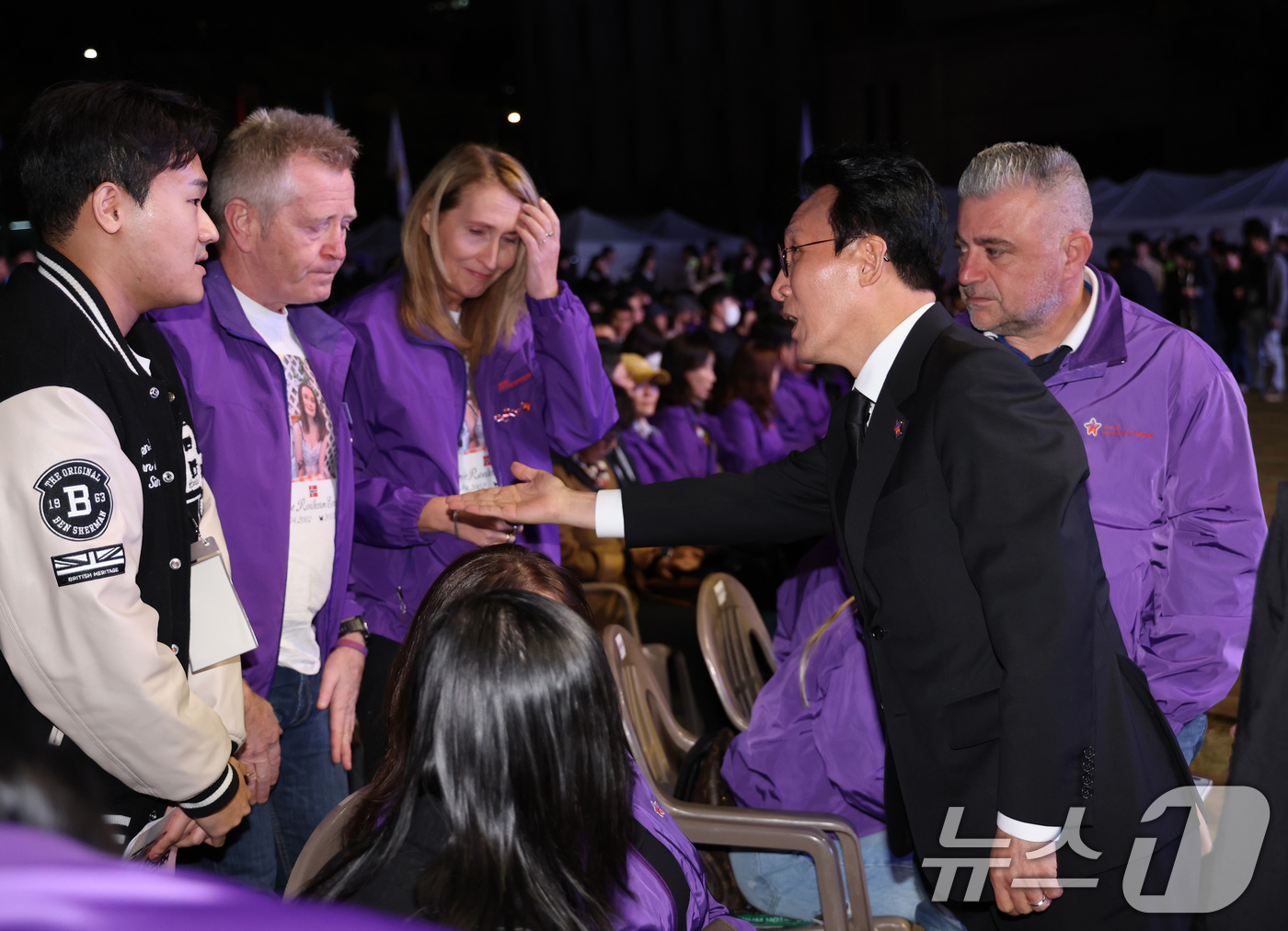 (서울=뉴스1) 이호윤 기자 = 김민석 국무총리가 25일 서울 중구 서울광장에서 열린 이태원 참사 3주기 시민추모대회에서 외국인 희생자 유가족들을 위로하고 있다. (공동취재) 20 …
