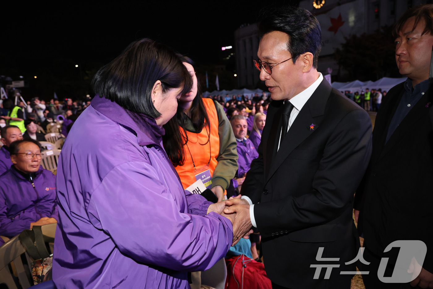 (서울=뉴스1) 이호윤 기자 = 김민석 국무총리가 25일 서울 중구 서울광장에서 열린 이태원 참사 3주기 시민추모대회에서 외국인 희생자 유가족들을 위로하고 있다. (공동취재) 20 …