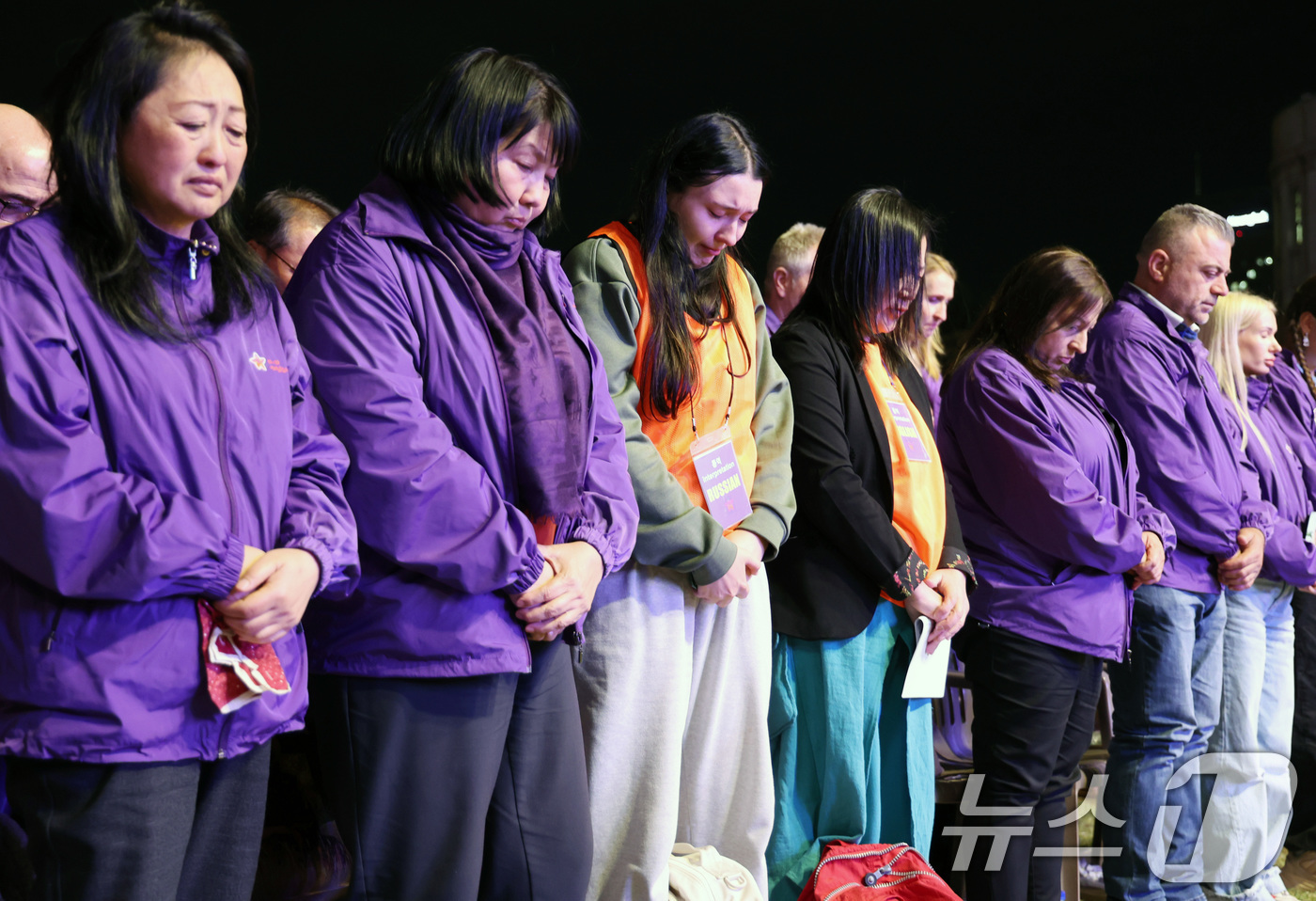 (서울=뉴스1) 이호윤 기자 = 25일 서울 중구 서울광장에서 열린 이태원 참사 3주기 시민추모대회에서 외국인 희생자 유가족 등 참석자들이 묵념을 하고 있다. (공동취재) 2025 …