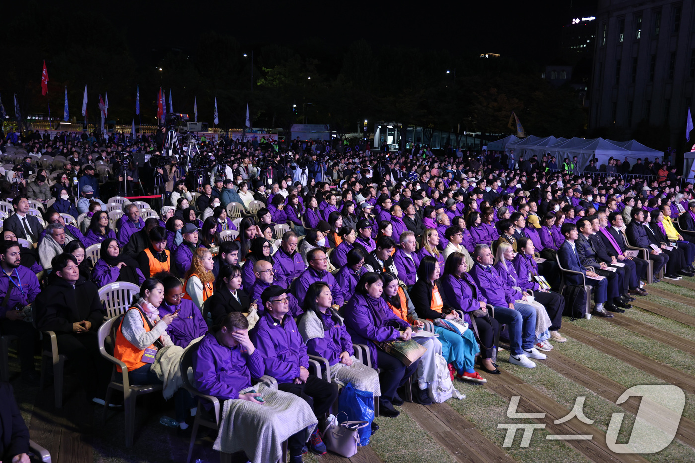 (서울=뉴스1) 이호윤 기자 = 25일 서울 중구 서울광장에서 이태원 참사 3주기 시민추모대회가 진행되고 있다. (공동취재) 2025.10.25/뉴스1