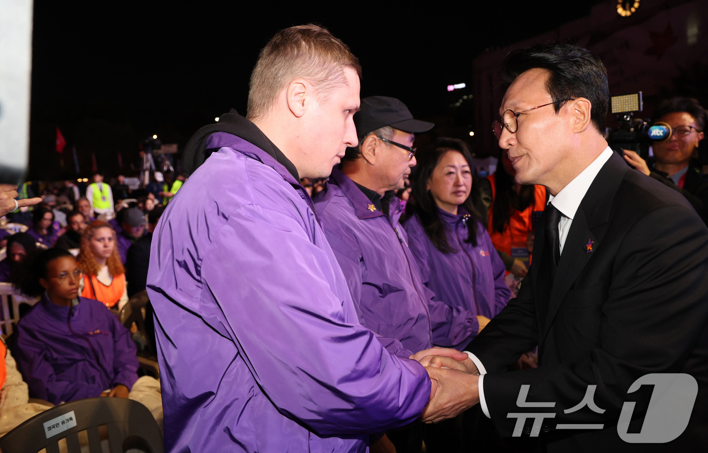 (서울=뉴스1) 이호윤 기자 = 김민석 국무총리가 25일 서울 중구 서울광장에서 열린 이태원 참사 3주기 시민추모대회에서 외국인 희생자 유가족들을 위로하고 있다. (공동취재) 20 …