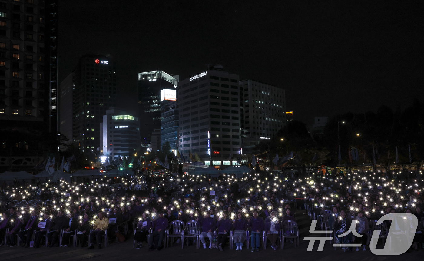 (서울=뉴스1) 이호윤 기자 = 25일 서울 중구 서울광장에서 10·29 이태원참사 3주기 시민추모대회가 열리고 있다. (공동취재) 2025.10.25/뉴스1