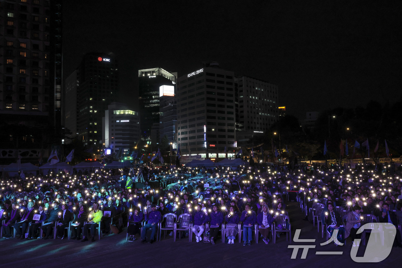 (서울=뉴스1) 이호윤 기자 = 25일 서울 중구 서울광장에서 10·29 이태원참사 3주기 시민추모대회가 열리고 있다. (공동취재) 2025.10.25/뉴스1