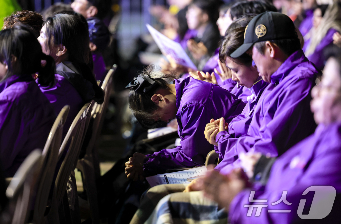 (서울=뉴스1) 이호윤 기자 = 25일 서울 중구 서울광장에서 열린 10·29 이태원참사 3주기 시민추모대회에서 희생자 유가족들이 슬픔을 느끼고 있다. (공동취재) 2025.10. …