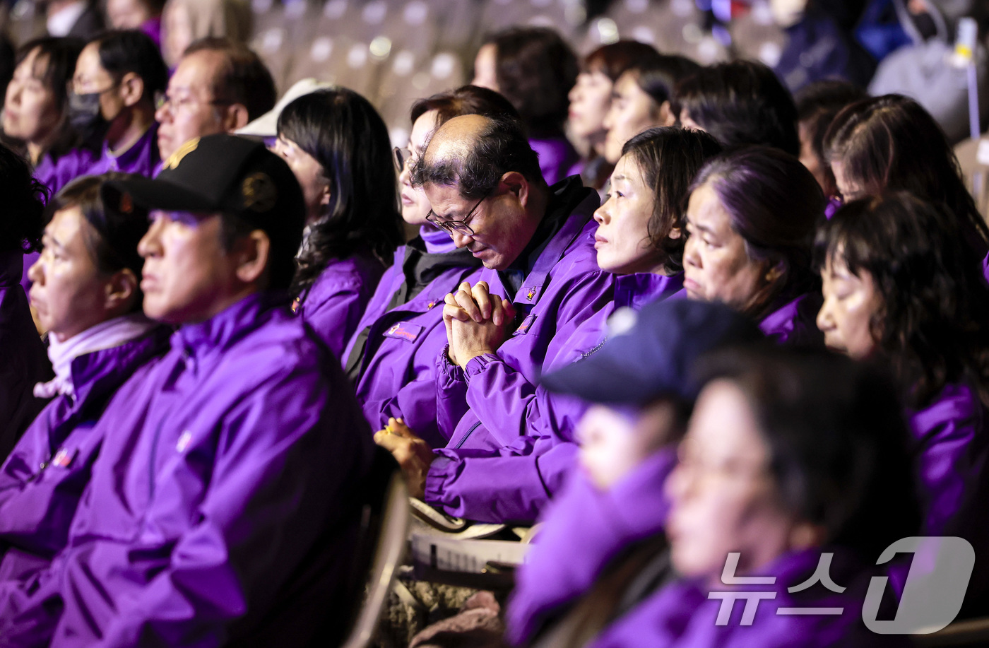 (서울=뉴스1) 이호윤 기자 = 25일 서울 중구 서울광장에서 열린 10·29 이태원참사 3주기 시민추모대회에서 희생자 유가족들이 슬픔을 느끼고 있다. (공동취재) 2025.10. …