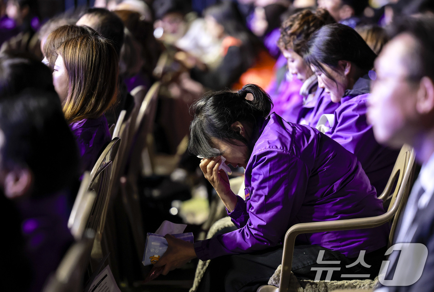 (서울=뉴스1) 이호윤 기자 = 25일 서울 중구 서울광장에서 열린 10·29 이태원참사 3주기 시민추모대회에서 희생자 유가족들이 눈물을 훔치고 있다. (공동취재) 2025.10. …