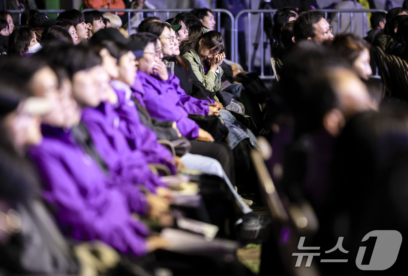 (서울=뉴스1) 이호윤 기자 = 25일 서울 중구 서울광장에서 열린 10·29 이태원참사 3주기 시민추모대회에서 희생자 유가족들이 눈물을 훔치고 있다. (공동취재) 2025.10. …