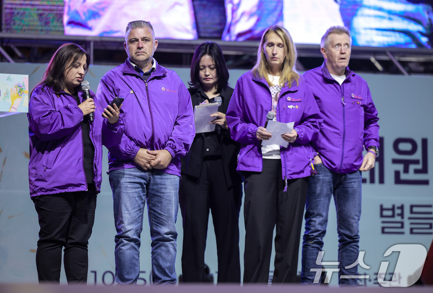 (서울=뉴스1) 이호윤 기자 = 25일 서울 중구 서울광장에서 열린 10·29 이태원참사 3주기 시민추모대회에서 외국인 희생자 유가족들이 인사말을 하고 있다. (공동취재) 2025 …