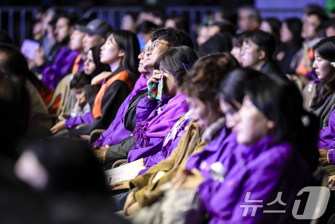 본문 이미지 - 25일 서울 중구 서울광장에서 열린 10·29 이태원참사 3주기 시민추모대회에서 희생자 유가족들이 눈물을 훔치고 있다. (공동취재) 2025.10.25/뉴스1 ⓒ News1 이호윤 기자