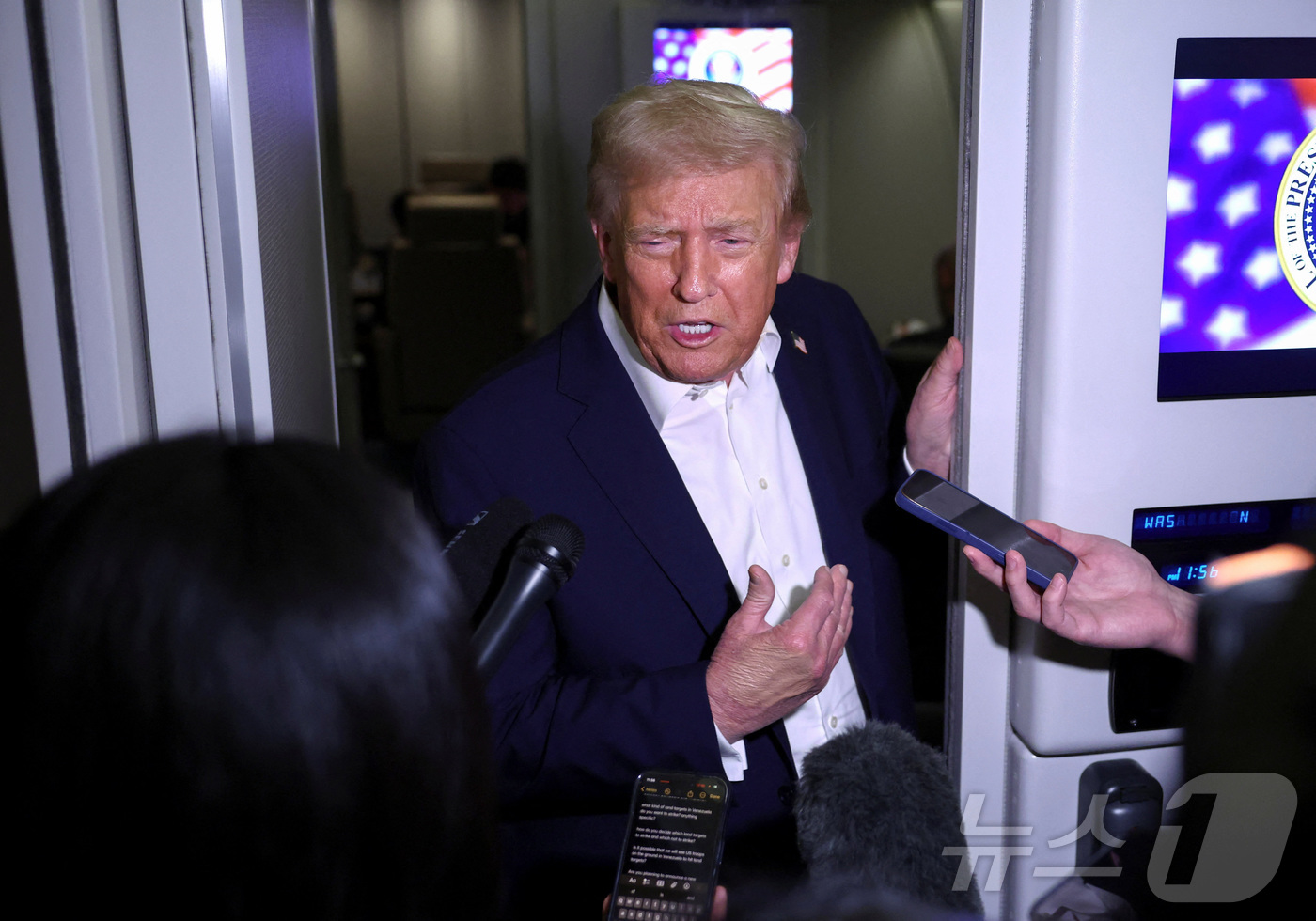 (로이터=뉴스1) 류정민 특파원 = 도널드 트럼프 미국 대통령이 24일(현지시간) 아시아 순방을 위해  앤드루스 합동기지에서 출발한 에어포스원(미 대통령 전용기)에서 기자들의 질문 …