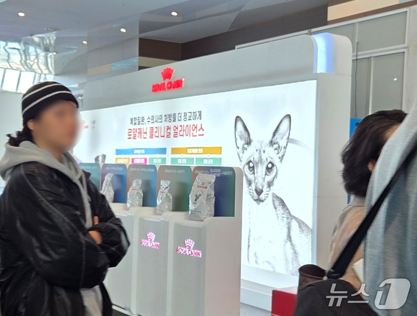 본문 이미지 - 기업들이 19일 경기북부수의컨퍼런스에 참가해 제품을 소개하고 있다. ⓒ 뉴스1