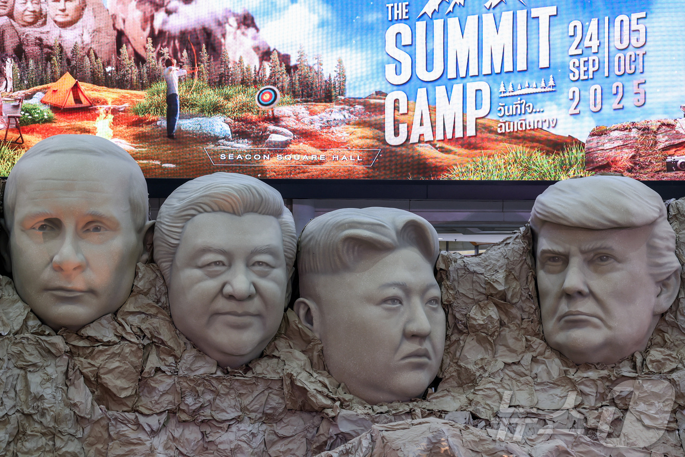 (로이터=뉴스1) 류정민 특파원 = 25일(현지시간) 태국 방콕의 한 쇼핑몰에 전시된 미국 러시모어 국립 기념공원의 조각상을 본 뜬 캐리커처. (오른쪽부터) 도널드 트럼프 미국 대 …