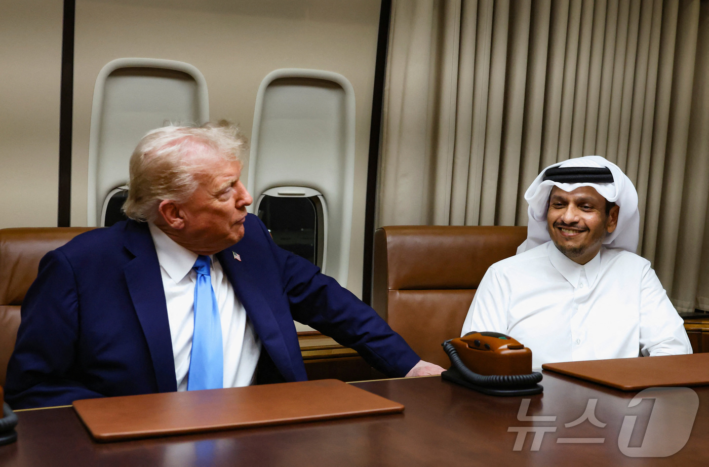 (로이터=뉴스1) 류정민 특파원 = 아시아 순방에 나선 도널드 트럼프 미국 대통령이 25일(현지시간) 중간 급유를 위해 카타르 알 우데이드 미 공군기지에 잠시 착륙한 에어포스원 기 …