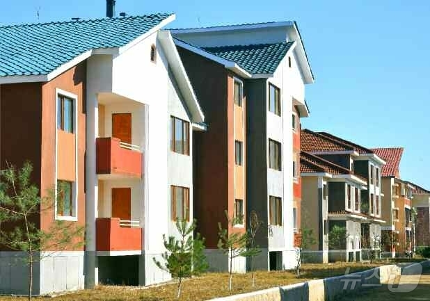 (평양 노동신문=뉴스1) = 북한 노동당 기관지 노동신문은 26일 "경원군 성내농장에서 살림집 입사모임이 진행됐다"고 보도했다. [국내에서만 사용가능. 재배포 금지. DB 금지. …